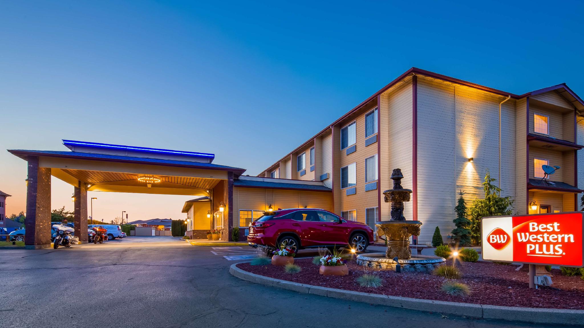 Best Western Plus guest entry for loading and unloading and fountain