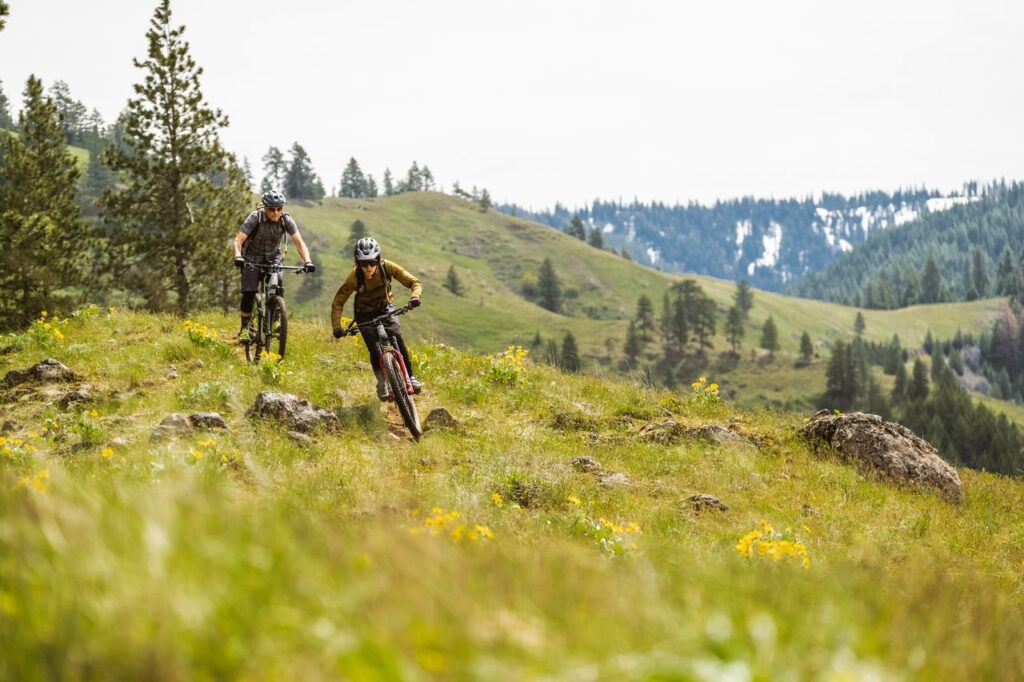 Mountain bikers enjoying the fast single track of Indian Ridge, near Walla Walla