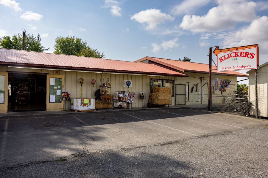 Klickers Berries & Antiques - exterior
